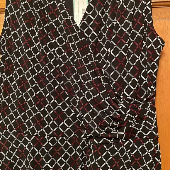 Faux wrap dress with beautiful geometric pattern. Perfect for summer - Picture 4 of 5